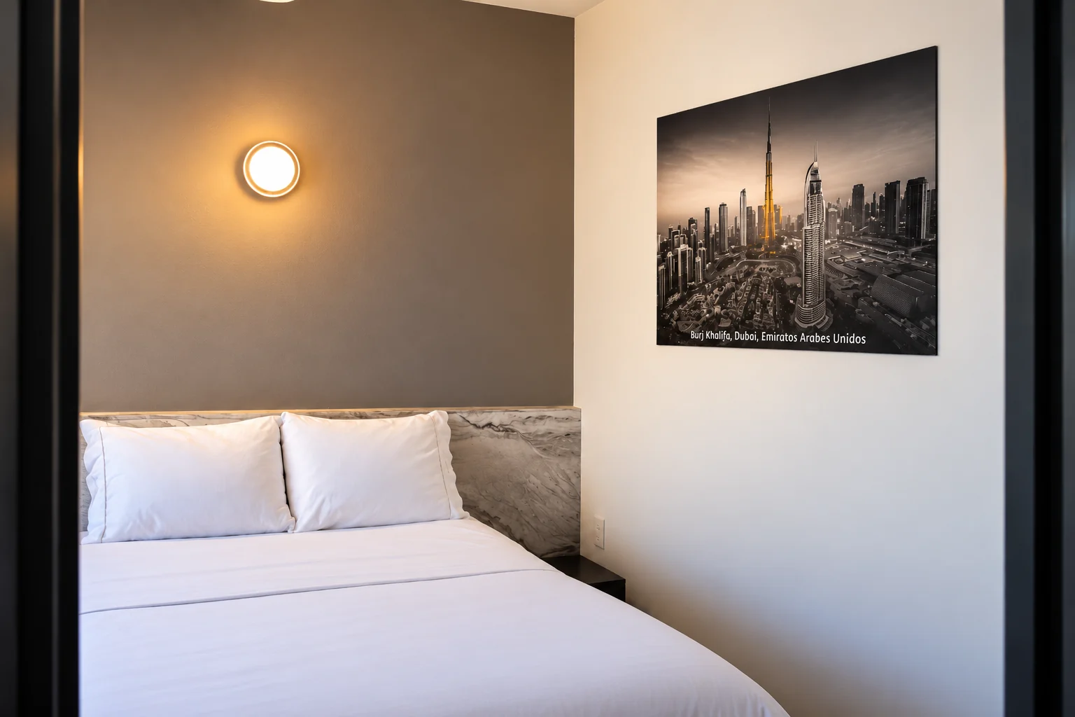 Ángulo complementario de una habitación con una cama
