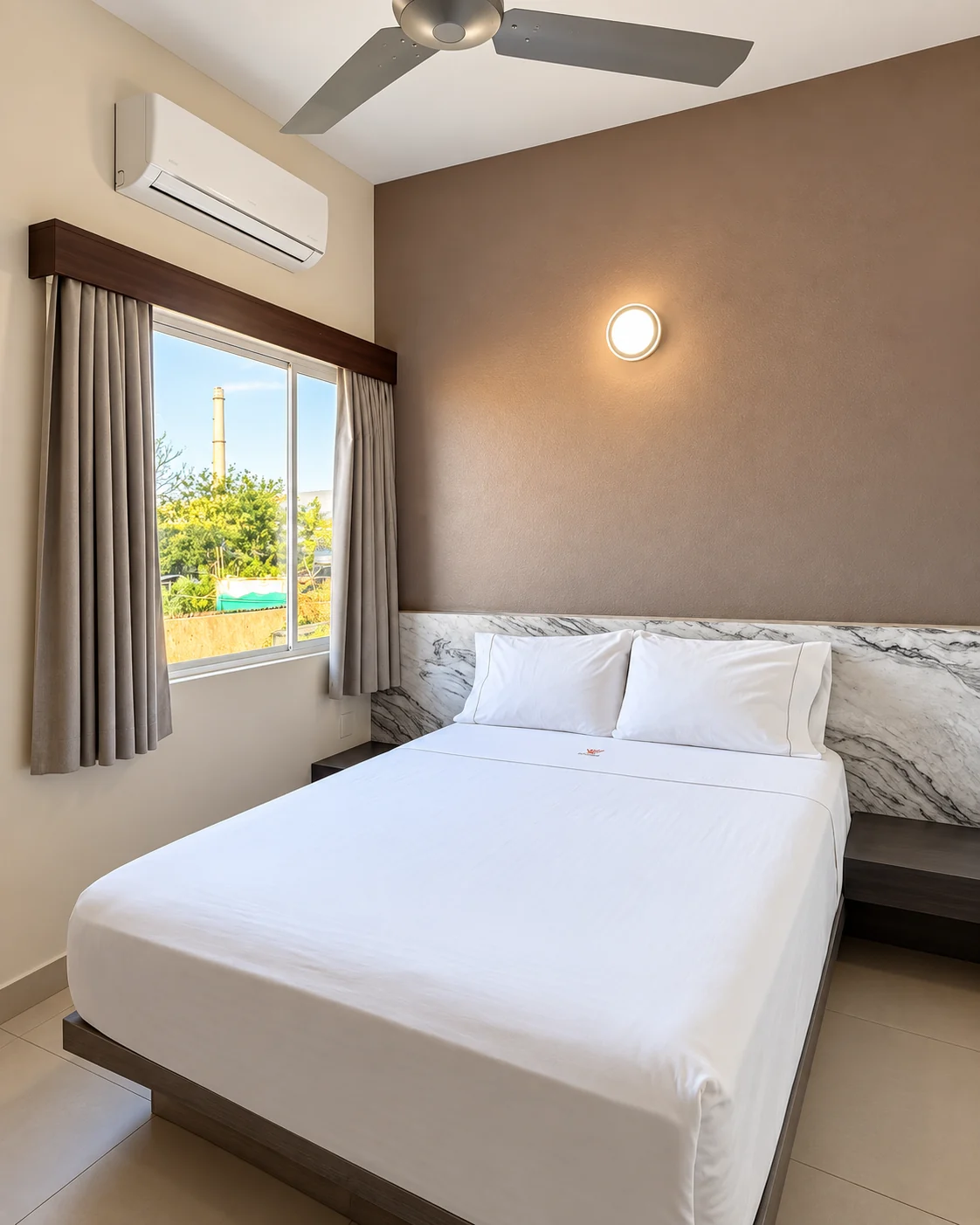 Vista vertical de una habitación con una cama
